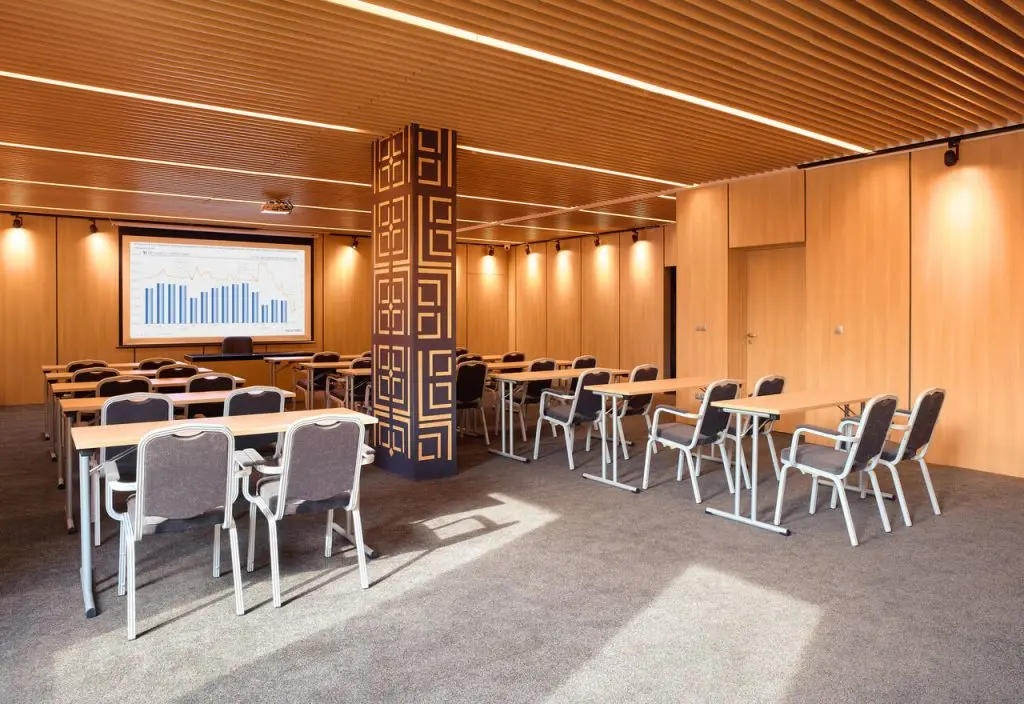 Снимка на подредена конферентна зала | Lucky Bansko