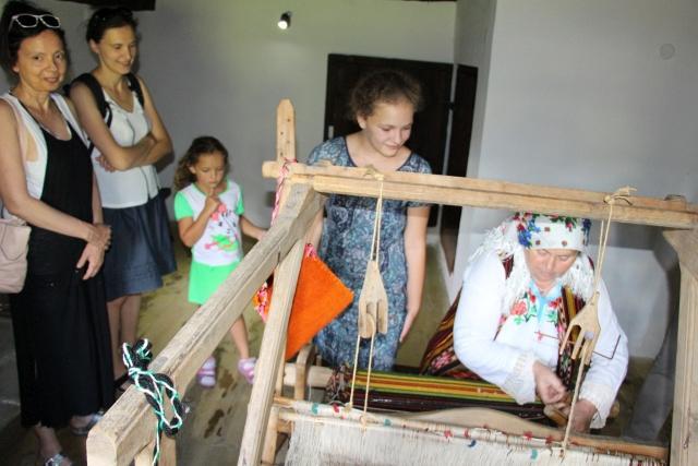 Grandma shows a traditional loom | Lucky Bansko