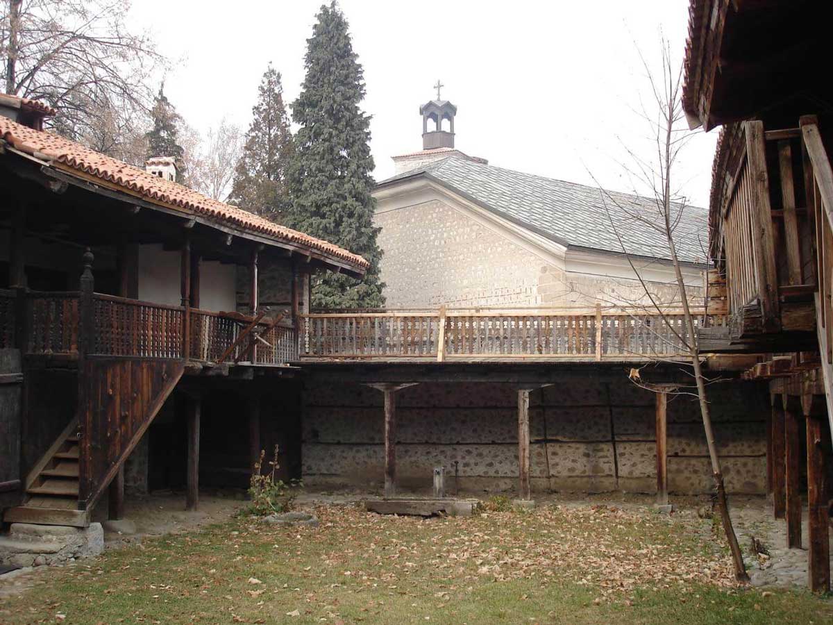 Neofit Rilski Museum yard | Lucky Bansko