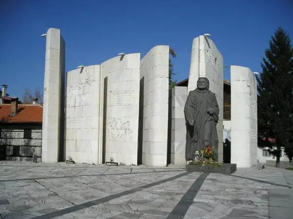 Паметник Паисий Хилендарски