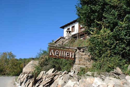 Plaque at the entrance of the village of Leshten